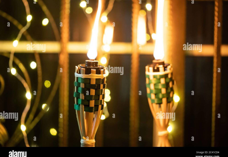 Pelita dianyama menyala di halaman rumah