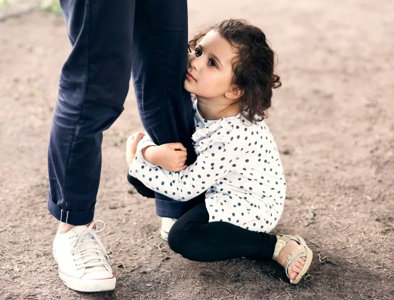 Ibu bapa memeluk anak kecil sebagai tanda kasih sayang setiap hari