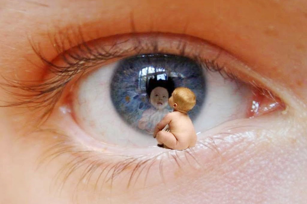 Gambar bayi sedang dilihat dari jarak dekat untuk merangsang penglihatan mata