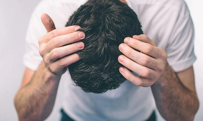 Gambar ilustrasi rambut hitam yang mula beruban putih di usia muda