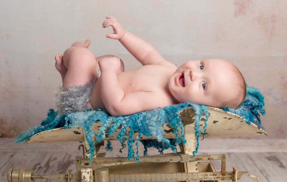 Grafik panduan perkembangan berat badan bayi mengikut peringkat umur 0 hingga 12 bulan.