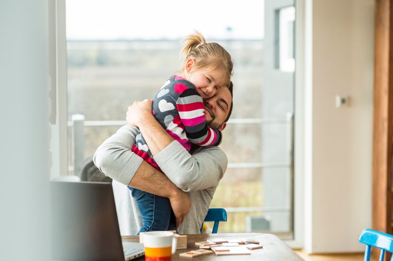 Ibu memeluk anak erat sebagai tanda kasih sayang