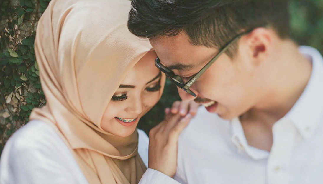 Gambar sekumpulan lelaki sedang berbincang sebagai persiapan sebelum menjadi suami.