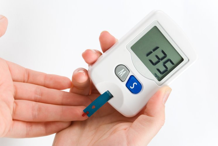 Pesakit diabetes memeriksa paras gula darah menggunakan alat meter glukos.