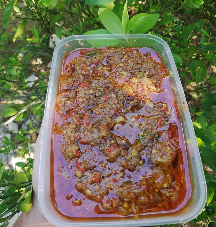 Mangkuk berisi pes nasi goreng yang telah siap dimasak.