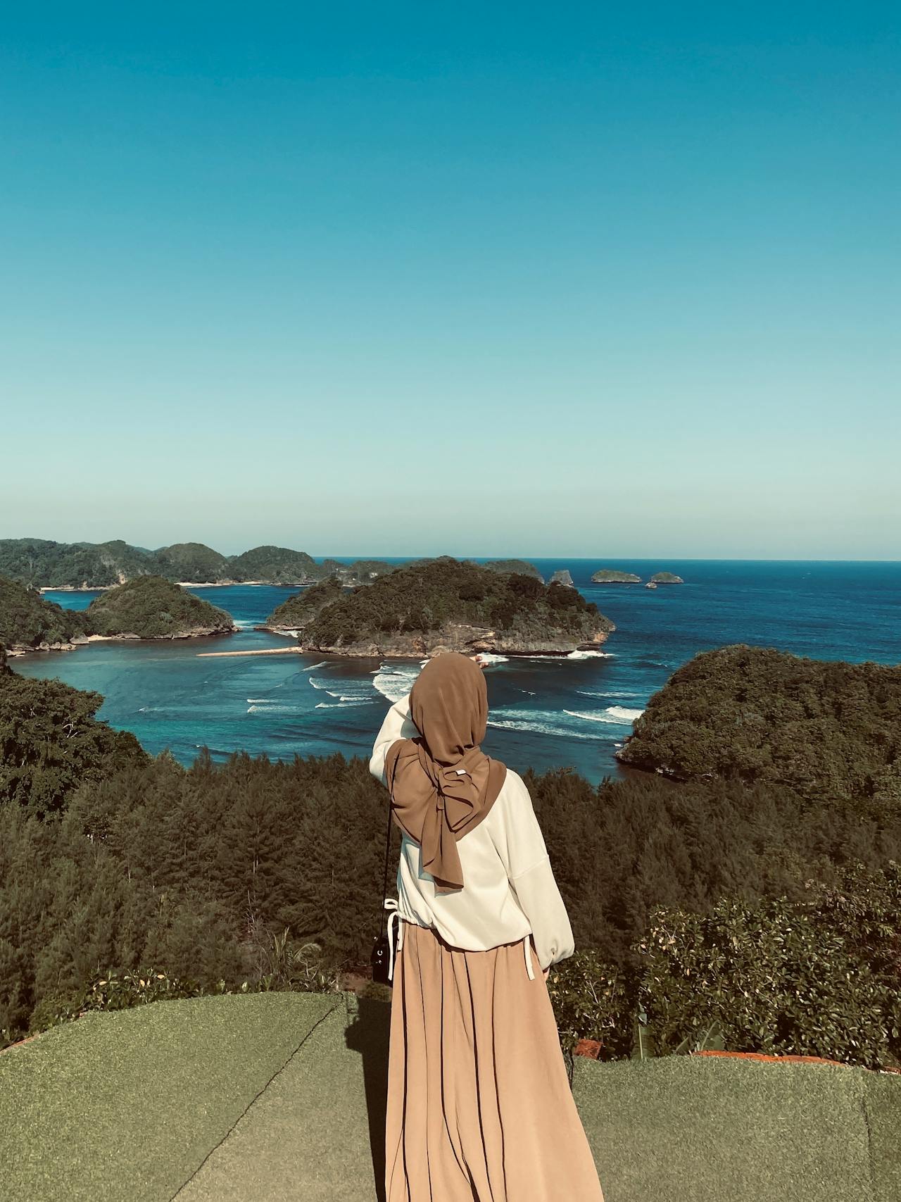 Wanita berzikir dan bersyukur kepada Allah SWT.