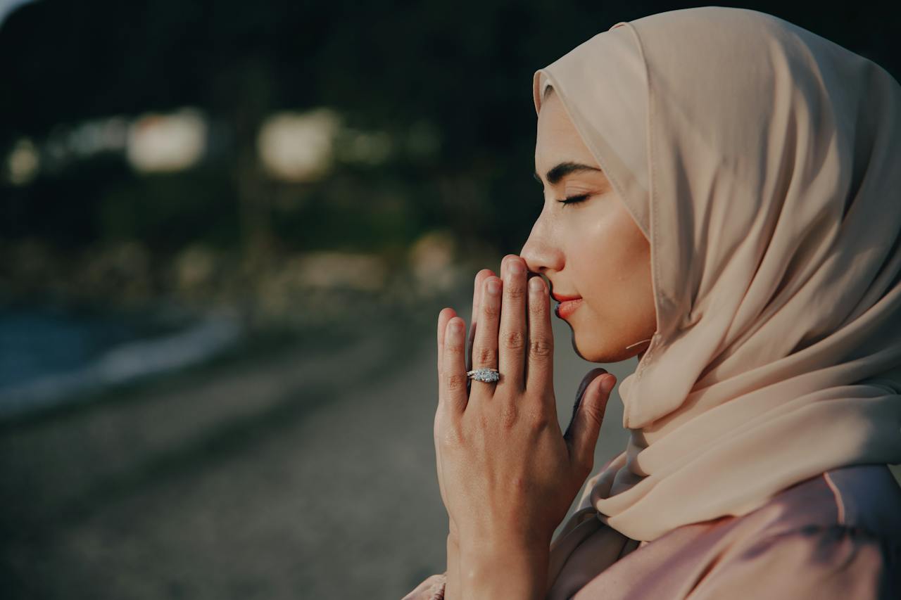 Ilustrasi seorang lelaki tidur mengiring ke sebelah kanan di atas katil mengikut sunnah.
