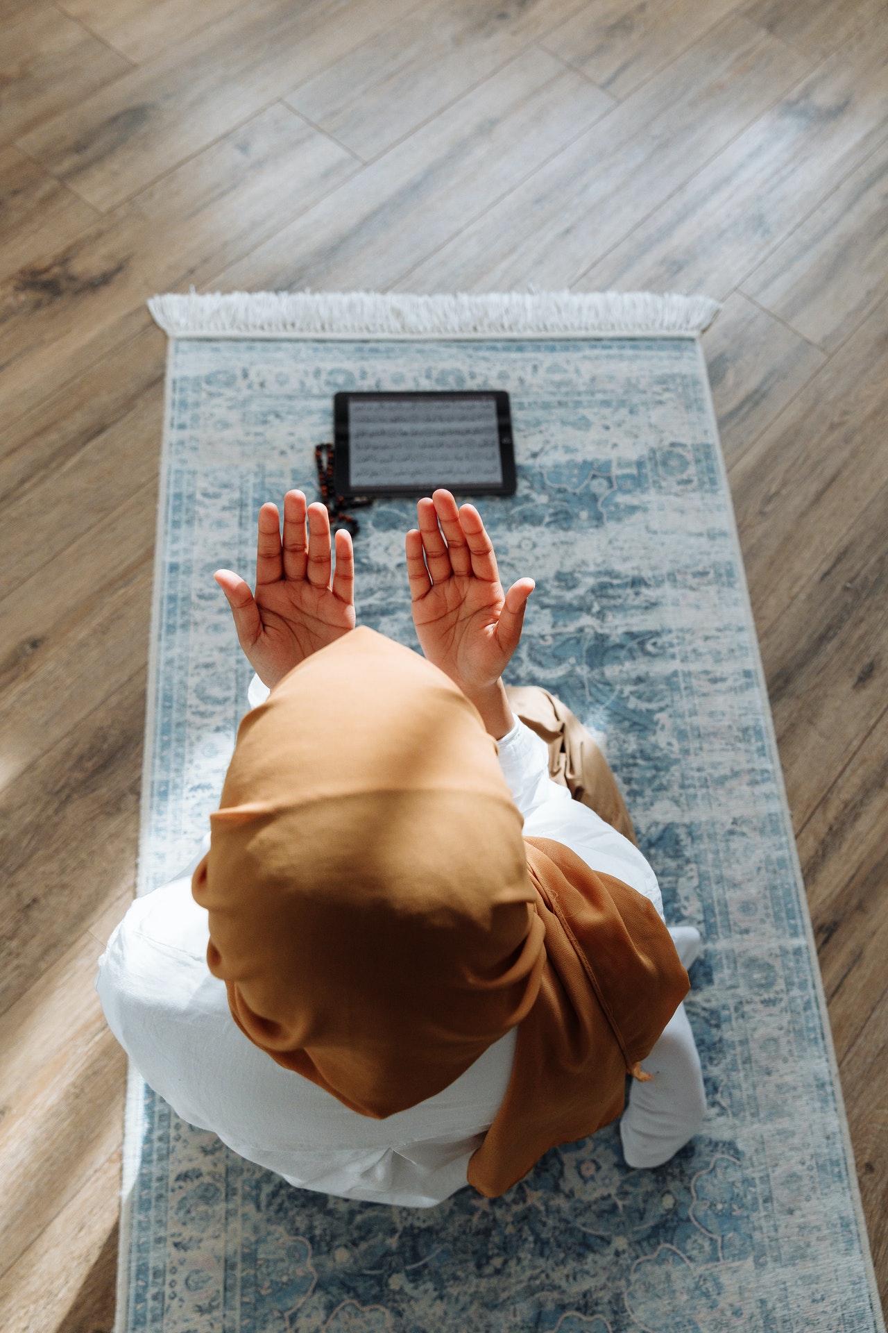 Ilustrasi orang sedang mendirikan solat sebagai panduan cara qada solat.