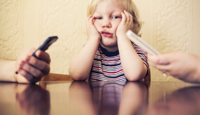 Ibu bapa sibuk menatap telefon pintar menyebabkan anak tersisih dan kurang mendapat perhatian.