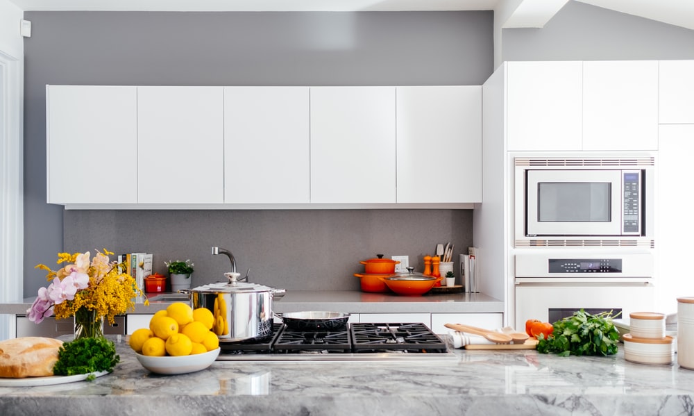 Pelbagai peralatan dan barang dapur yang lengkap di atas kaunter kayu.