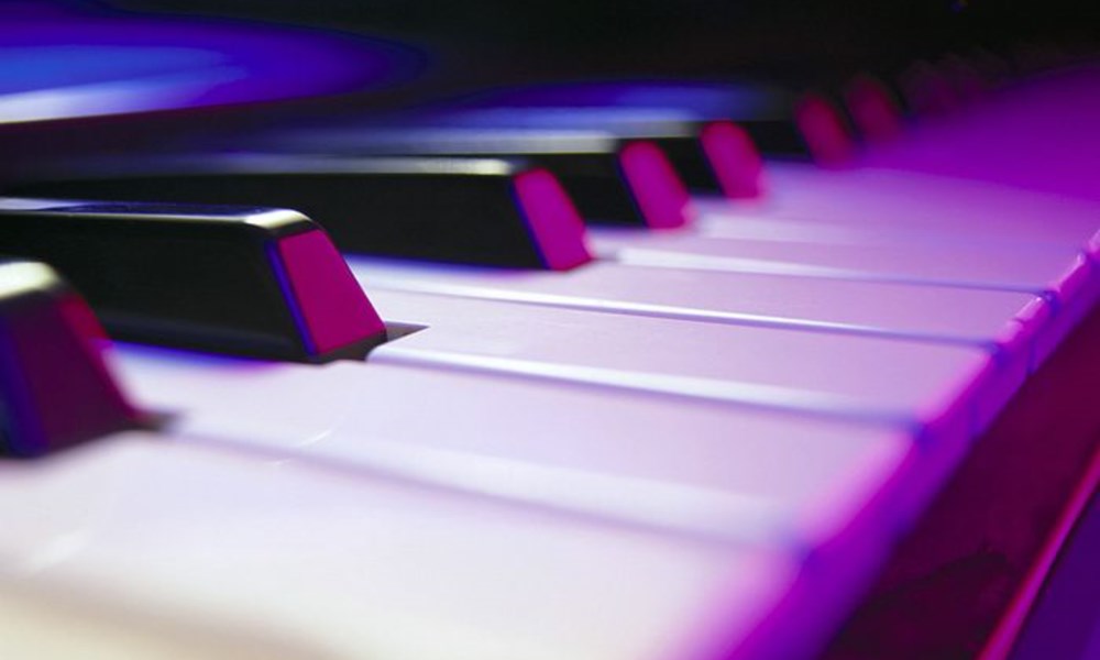 Piano mengeluarkan muzik untuk didengar