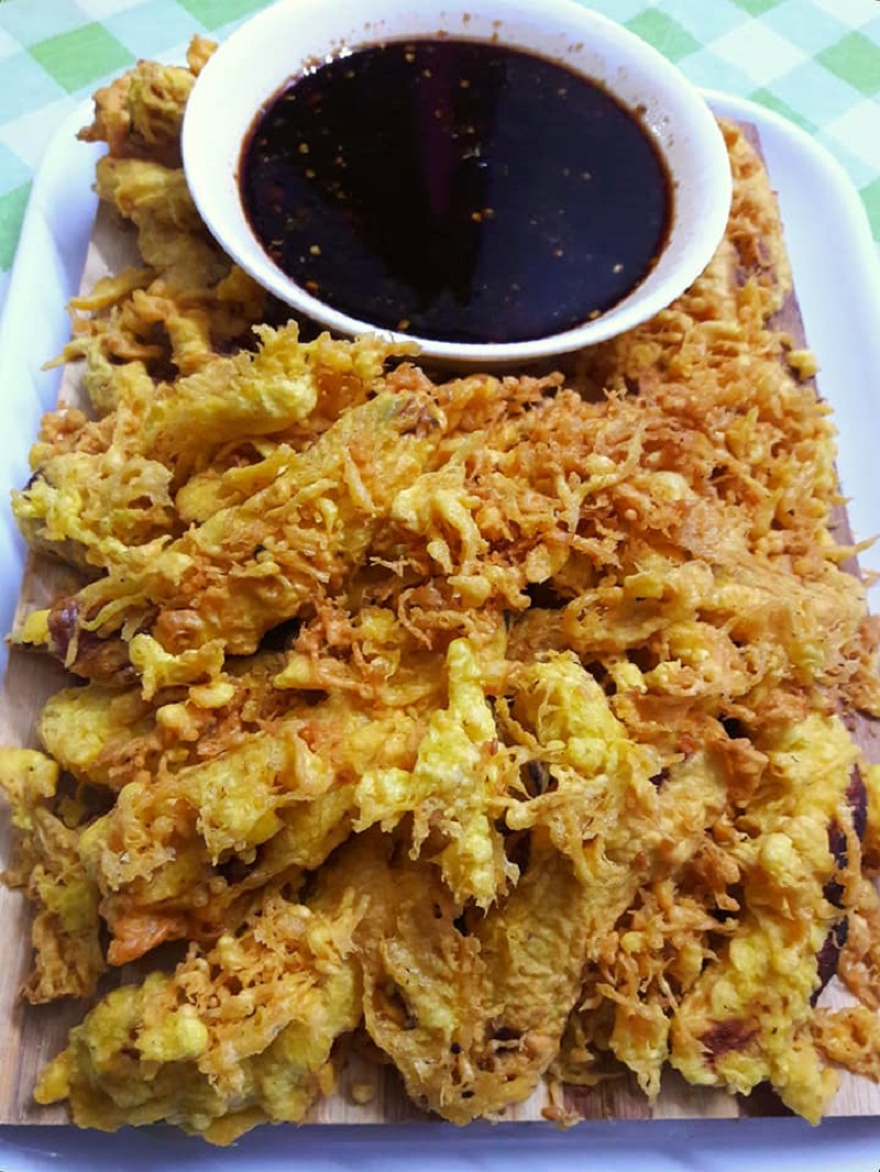 Pisang goreng yang rangup kekuningan di atas pinggan saji.