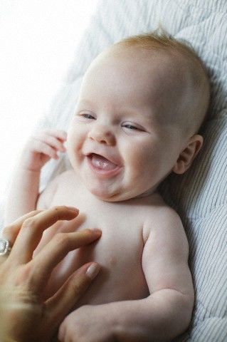Bayi sedang ketawa