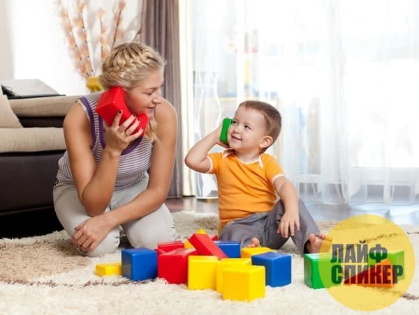 Ibu bapa bermain lego bersama anak untuk menarik minat mereka