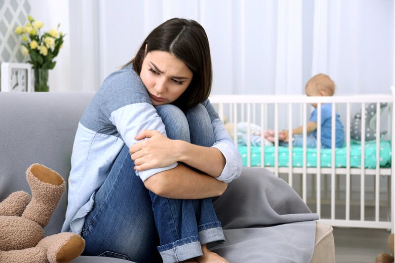 Ibu yang mengalami tekanan emosi selepas bersalin (postpartum depression).