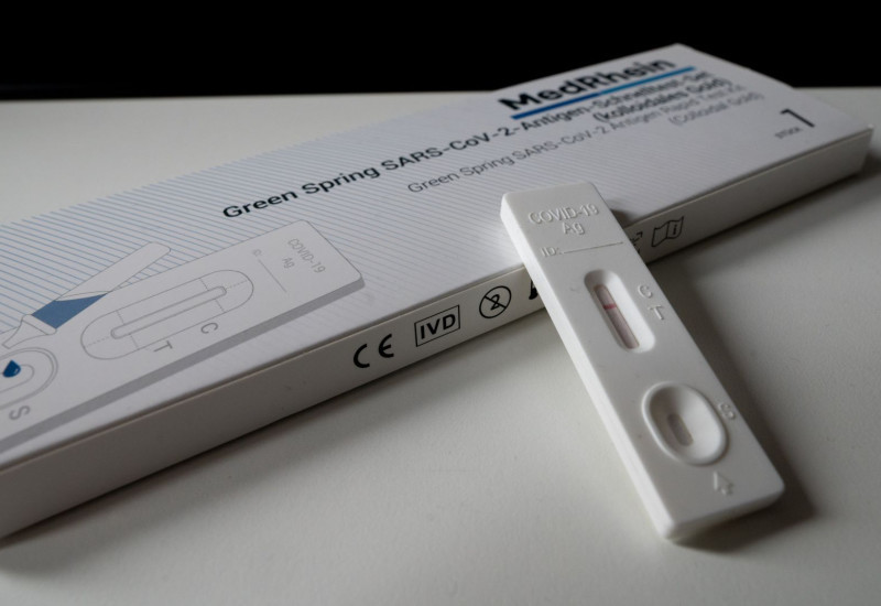 Wanita sedang memegang kit ujian kehamilan (pregnancy test) menunjukkan keputusan positif
