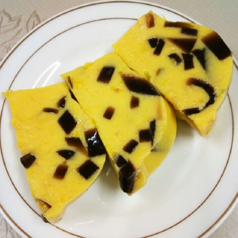 Puding jagung cincau yang dipotong dan diletakkan di atas pinggan untuk dihidang.