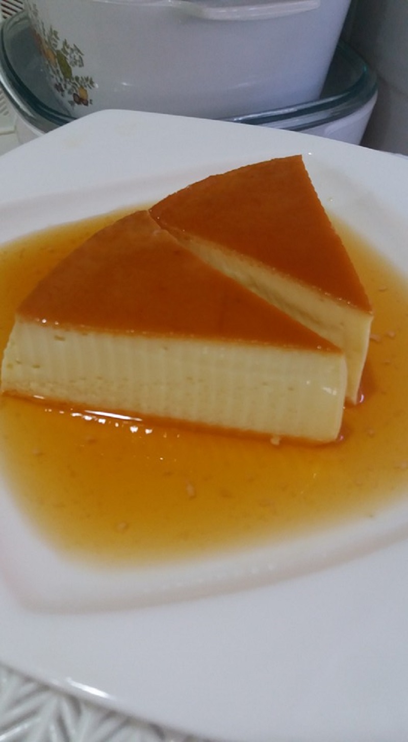 Puding karamel yang lembut dan licin dengan lapisan karamel di atas.