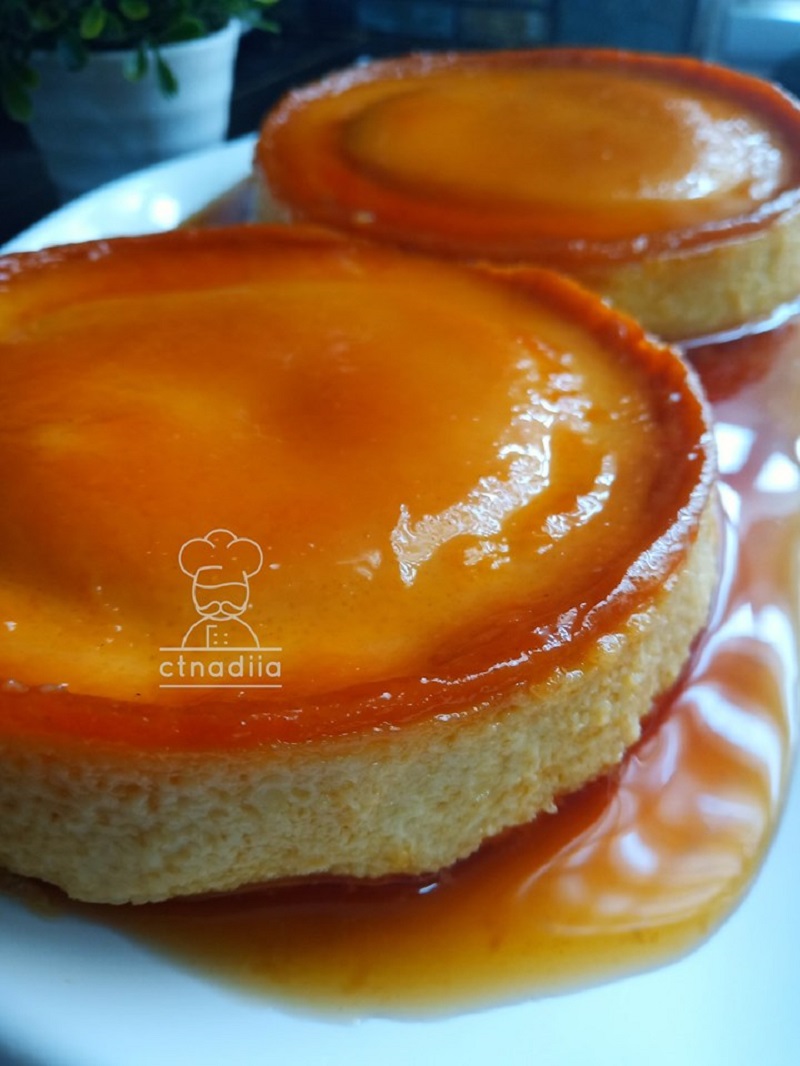 Puding karamel kukus keperangan yang siap dihidangkan dalam pinggan.