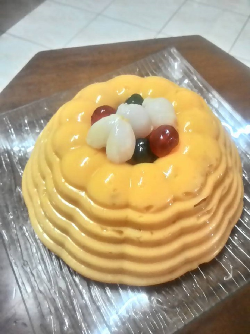 Puding kastard jagung yang pekat dan kuning dalam bekas lutsinar.