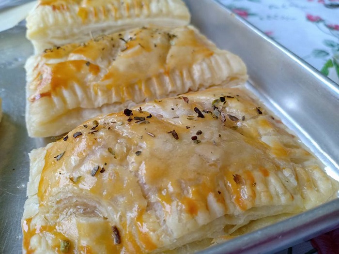 Koleksi pelbagai kuih dan camilan sedap untuk minum petang.