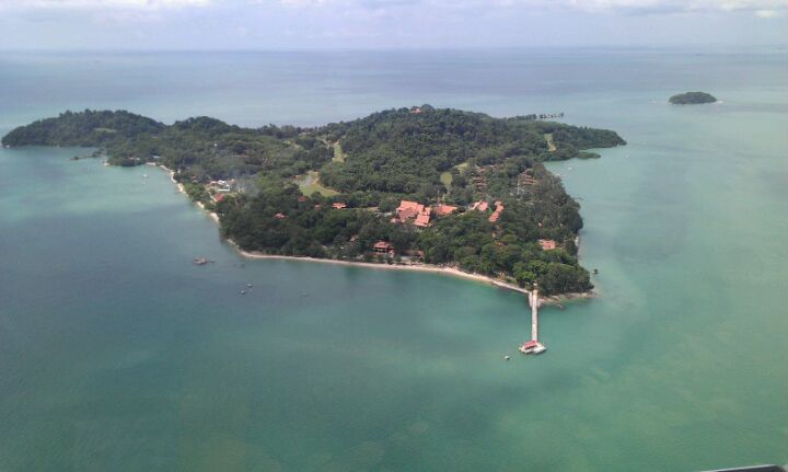 Pantai pasir putih dan laut di Pulau Besar Melaka