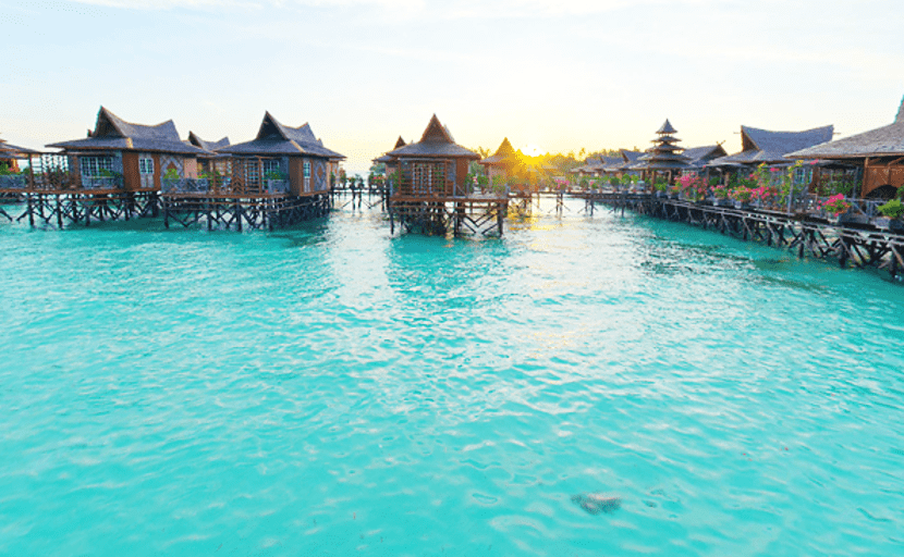 Pantai berpasir putih di Pulau Mabul, Sabah