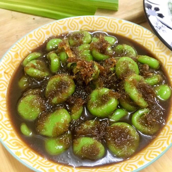 Kuih puteri mandi tradisional disira dengan kelapa parut dan kuah gula melaka