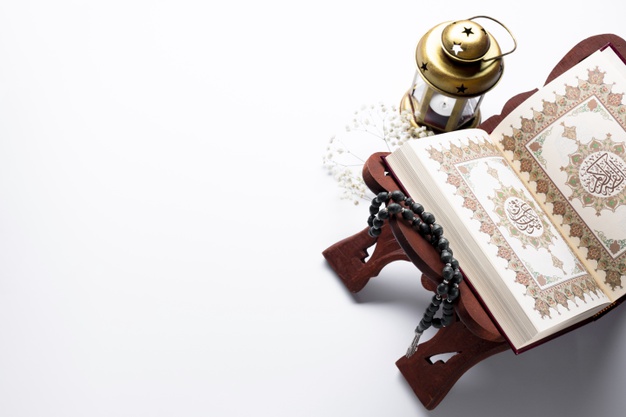 Gambar Al-Quran terbuka dengan tasbih, melambangkan tip mengaji Al-Quran dengan baik.
