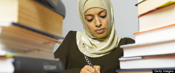 Sekumpulan pelajar Muslim sedang duduk bersama