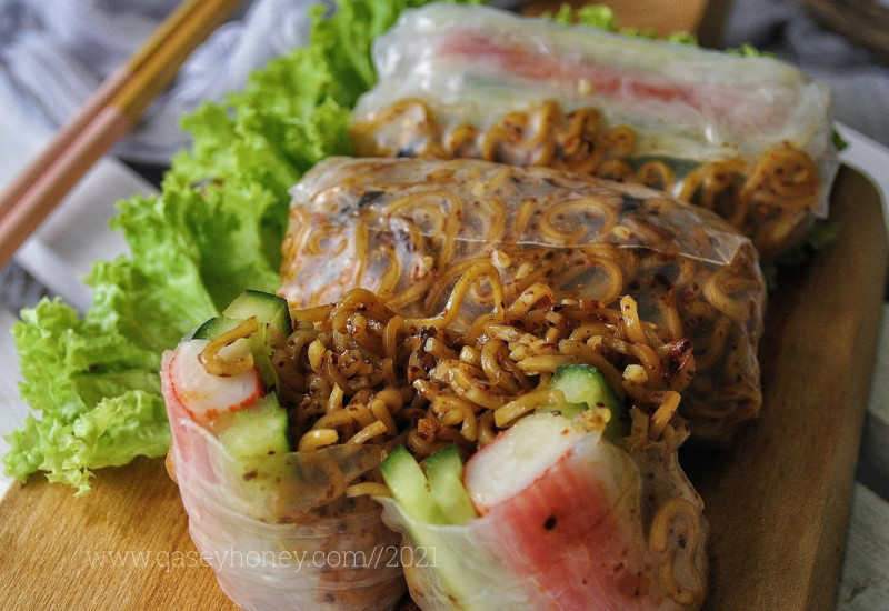 Pelbagai jenis Vietnam Roll segar dengan inti sayuran dan udang dihidangkan bersama sos pencicah.