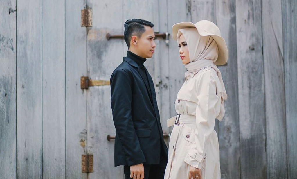 Gambar pasangan suami isteri yang sedang berbual bagi mengelak rasa jemu dalam rumahtangga.