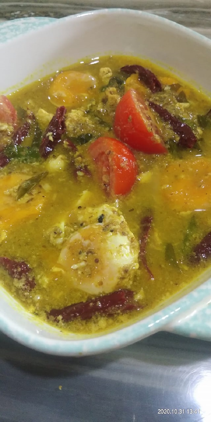 Hidangan rasam telur yang berkuah dan segar