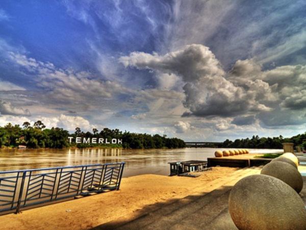 Suasana santai di pesisiran Sungai Pahang di Esplanade Temerloh