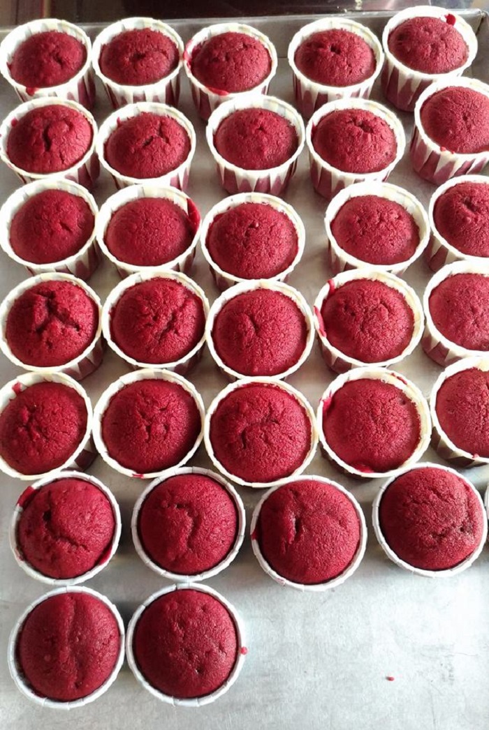 Cupcake red velvet berwarna merah dengan topping krim putih