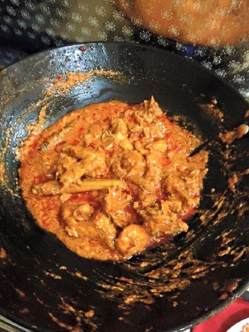 Sepiring rendang ayam keemasan yang enak dimasak bersama rempah dan pecah minyak.