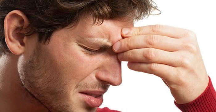 Wanita memegang tisu ke hidung kerana hidung gatal dan tersumbat akibat alahan resdung.