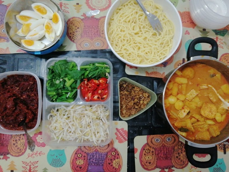SePinggan Mee Kari Ayam dengan kuah pekat, tauhu, fish ball dan hiasan sawi serta telur rebus