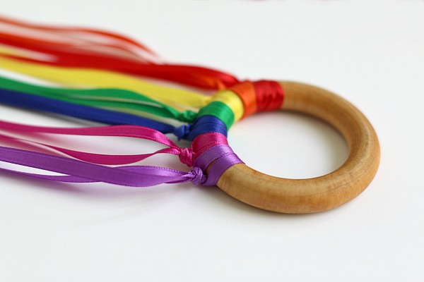 Cincin dengan riben berwarna diikat untuk sensori bayi