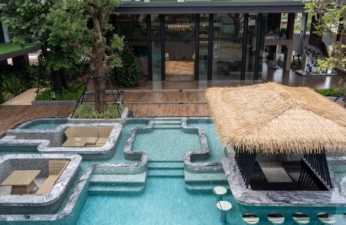 Pemandangan luar Richmann Resort Hotel