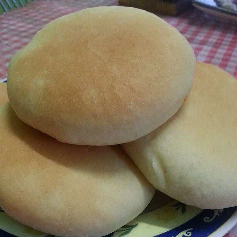 Roti Arab yang masak kekuningan diletakkan di atas pinggan, sesuai dicicah dengan kari.