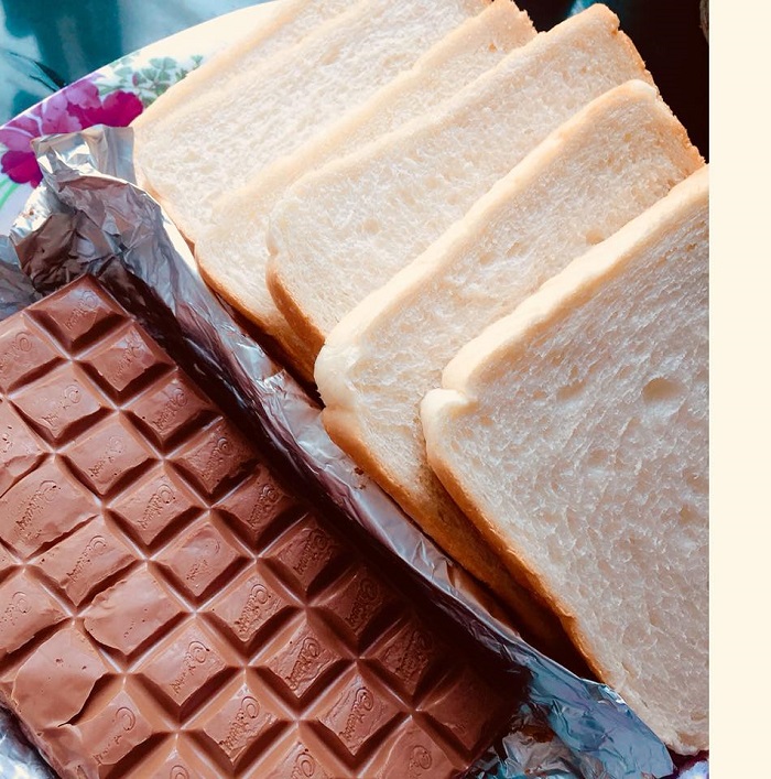 Kepingan coklat Cadbury dan roti sebagai bahan utama