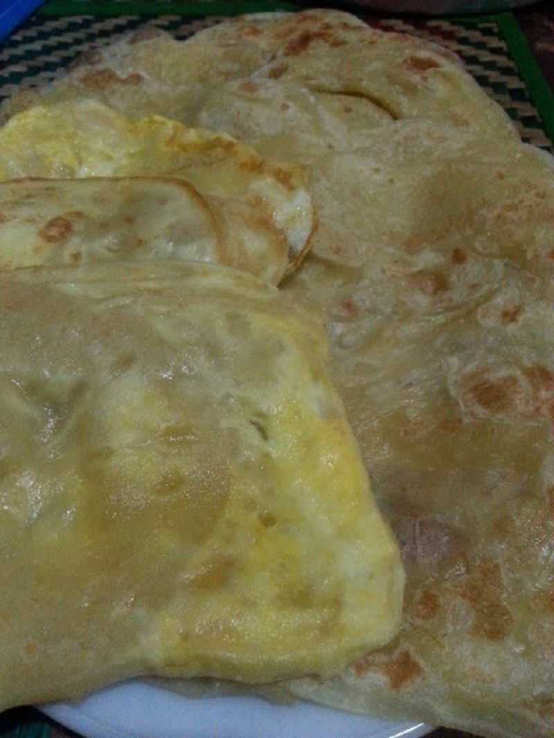 Roti canai yang telah siap dimasak kepingan emas.