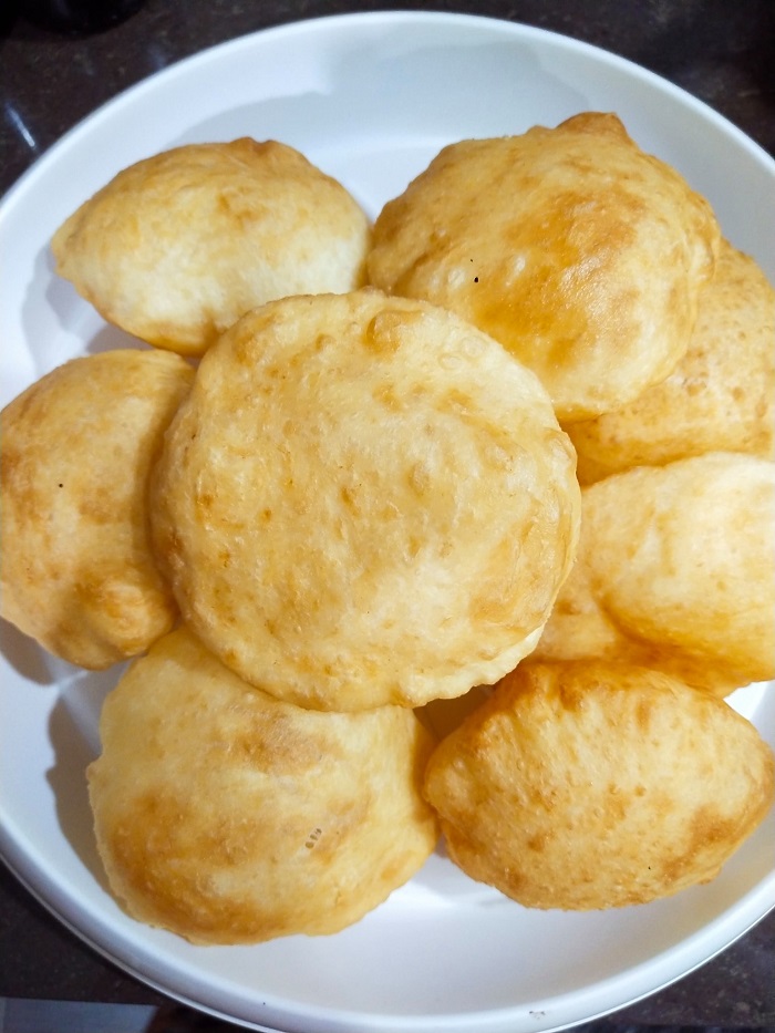 Roti puri yang digoreng kembang