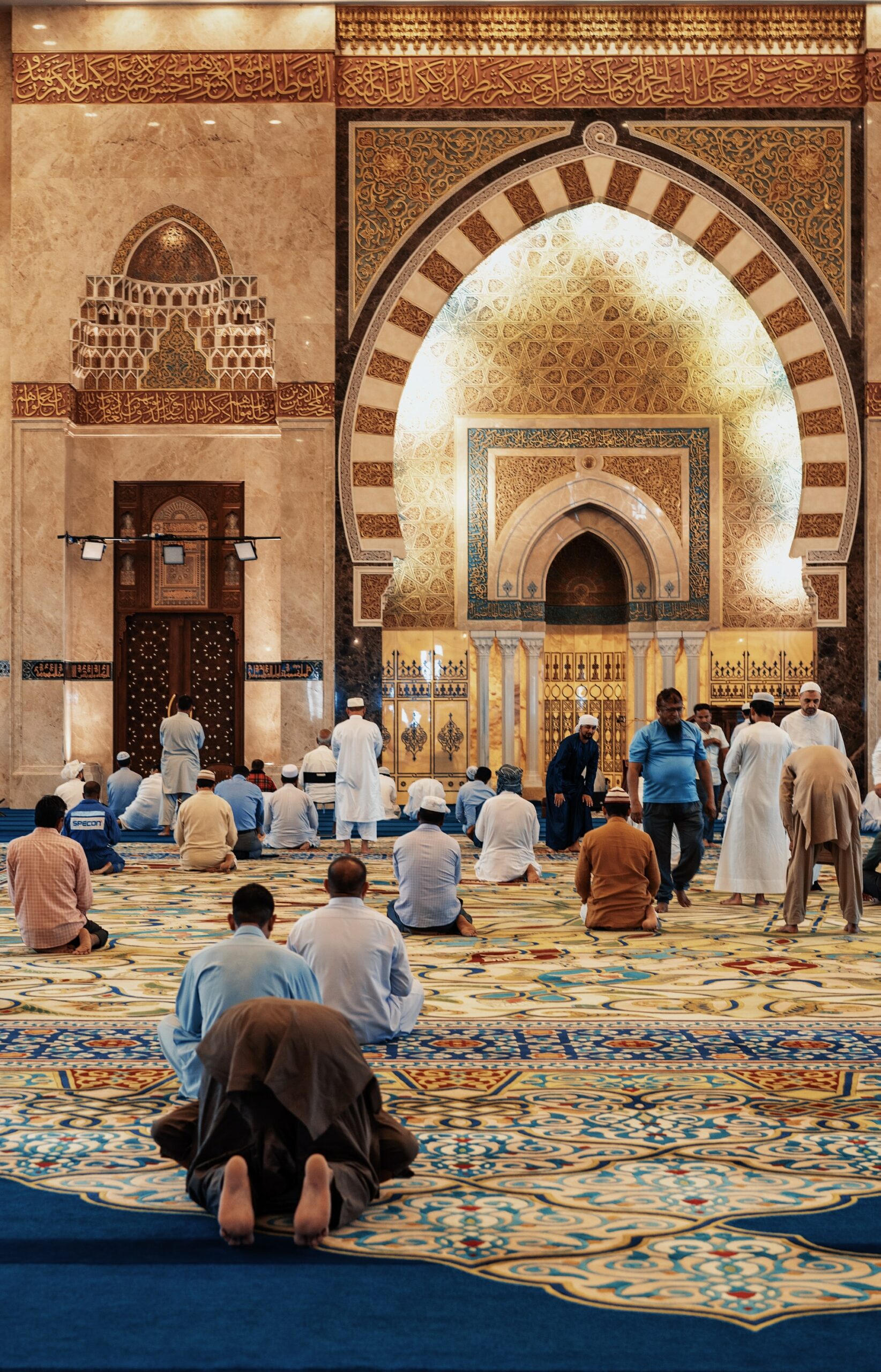 Ilustrasi masjid dan umat Islam menunaikan solat Jumaat secara berjemaah.