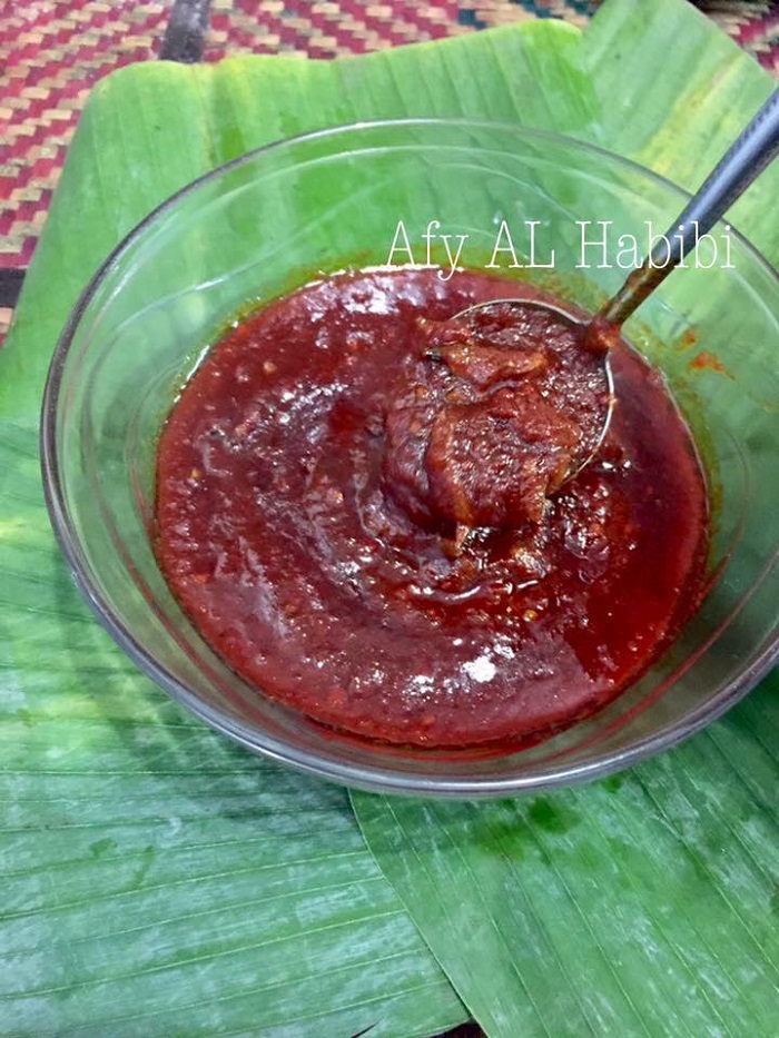 Gambar sambal nasi lemak merah maroon yang berkilat dan sedap