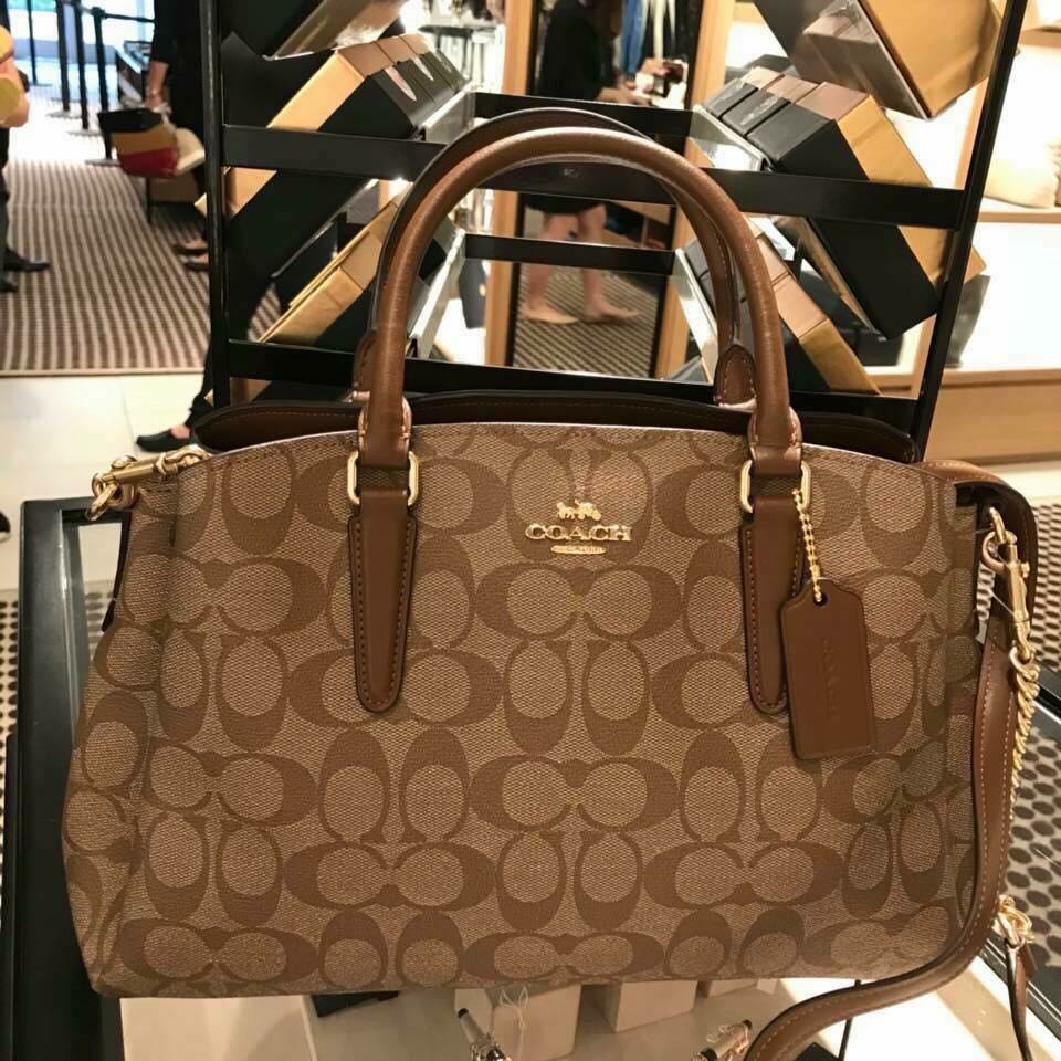 Koleksi pelbagai jenis handbag jenama terkenal sebagai panduan hadiah untuk isteri.