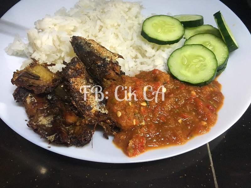Mangkuk berisi sambal belacan yang berwarna merah pekat dan kelihatan segar.