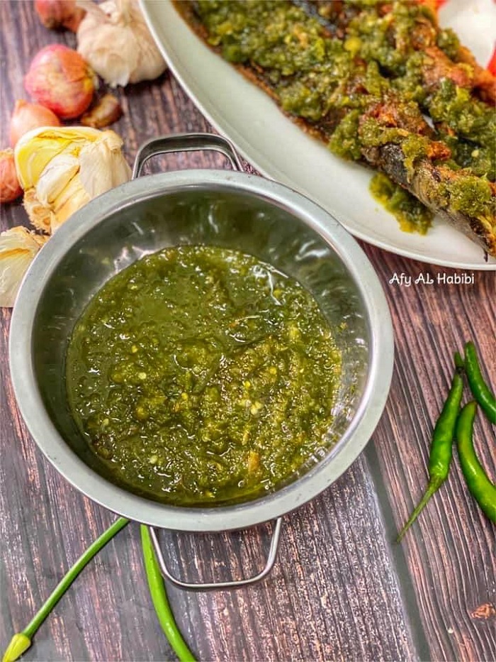 Sambal hijau berlado dimasak dengan cili hijau dan bahan kisar dalam pinggan