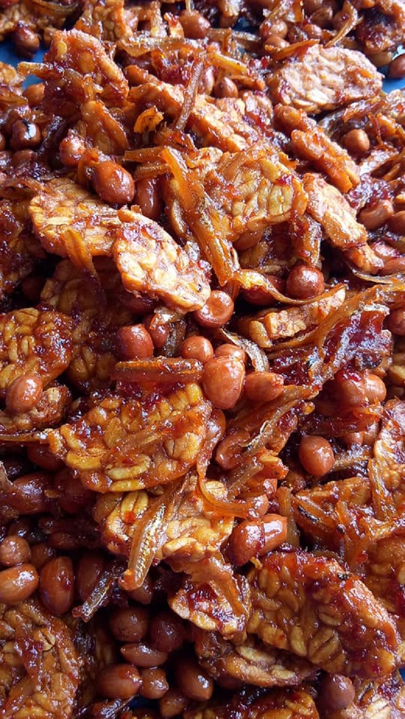 Gambar sambal kering ikan bilis dalam bekas